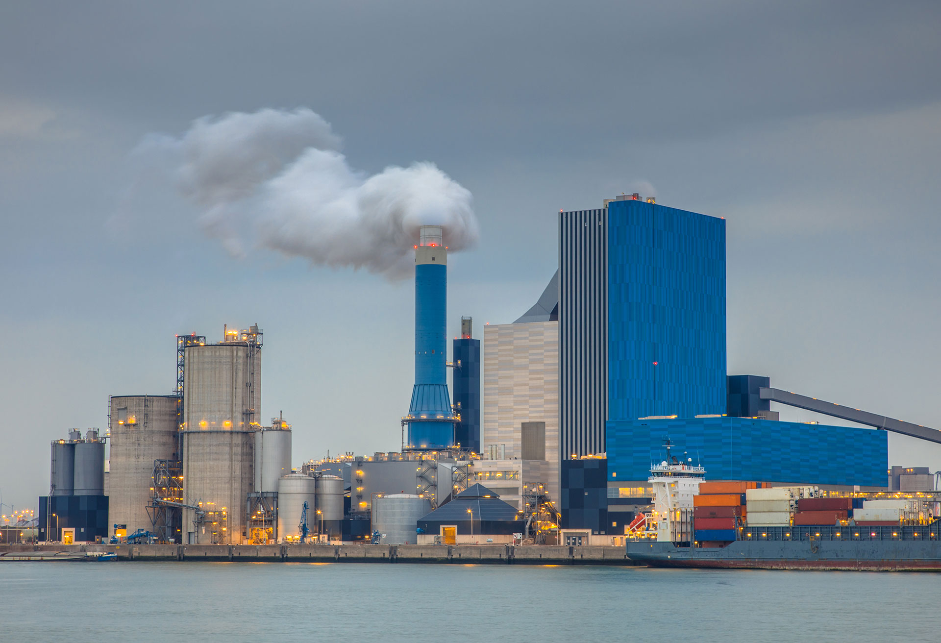 Завод приводит. Coal-Fired Power Plant on the Maasvlakte, the Industrial Harbor District of Rotterdam.